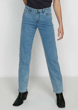 
            
                Load image into Gallery viewer, Classic light wash stretch straight leg full length mid high rise jeans Manitoba Canada
            
        