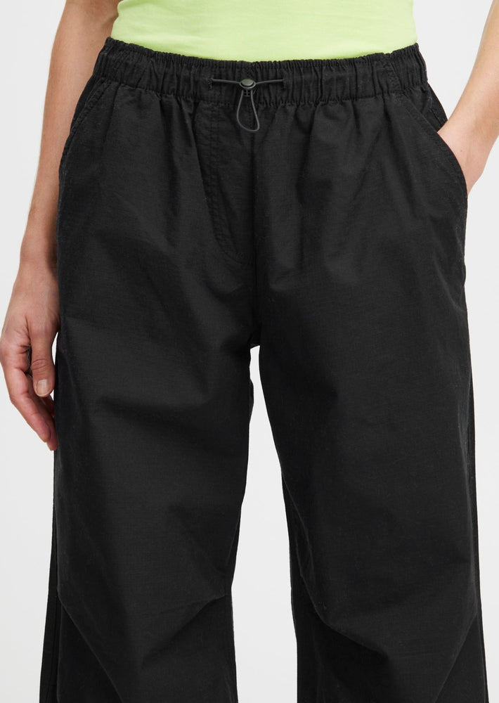 
            
                Load image into Gallery viewer, b.young dafie drawstring waist mid rise relaxed fit black cotton parachute jogger pants
            
        
