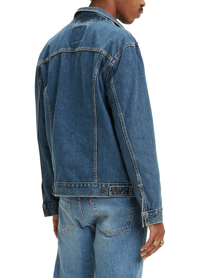 
            
                Load image into Gallery viewer, Levis mens basic med stonewash indigo easy fit classic silhouette denim trucker jacket Manitoba Canada
            
        
