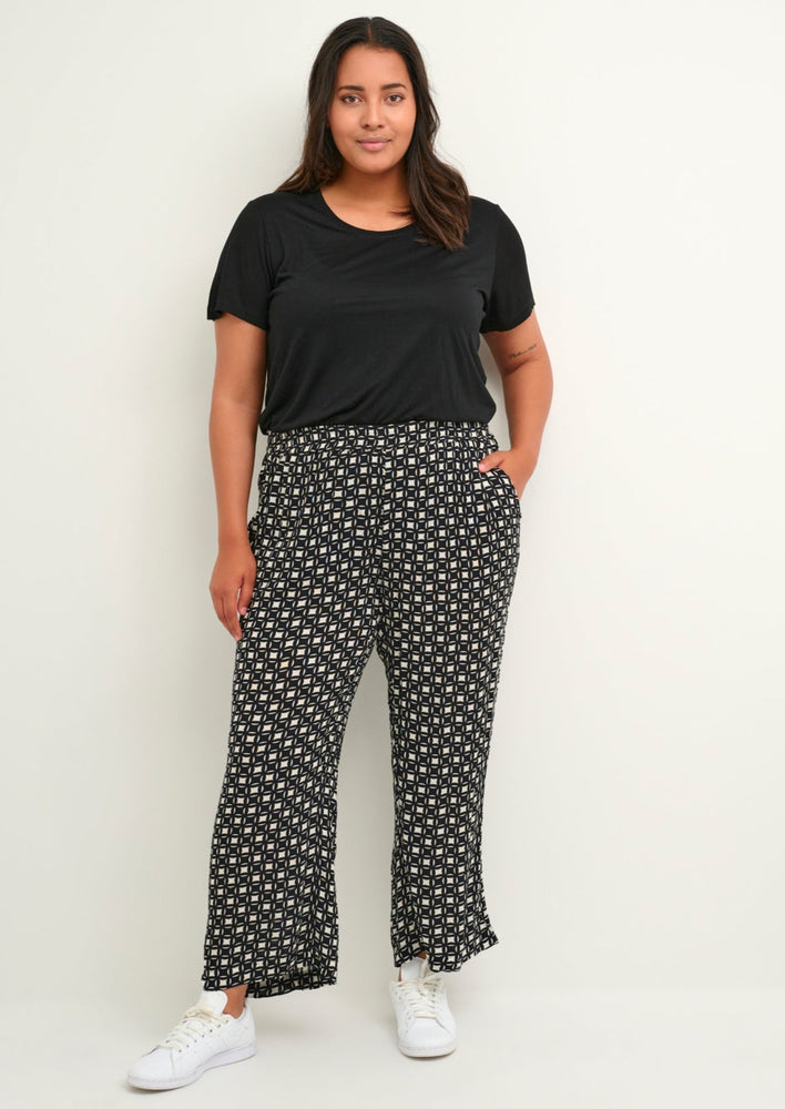 
            
                Load image into Gallery viewer, Plus size pull on black and white geo print flowy cropped trousers Manitoba Canada
            
        